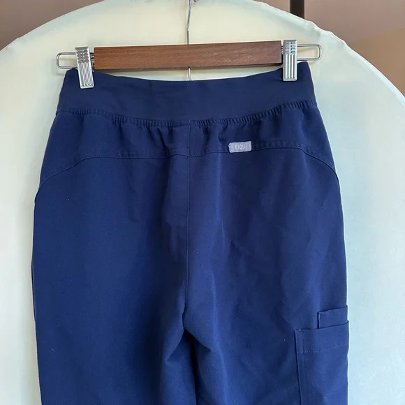 FIGS Kade Cargo Scrub Pants in Navy, size XXS Tall - Picture 5 of 6